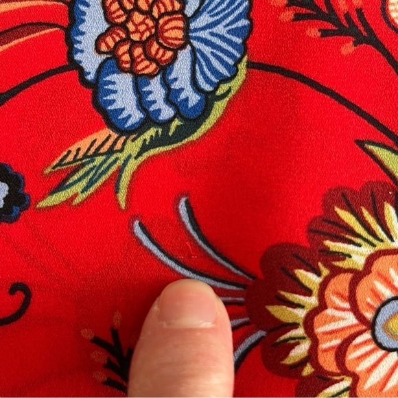 Chelsea & Theodore Red Floral Popover Top Size Large - Picture 8 of 9